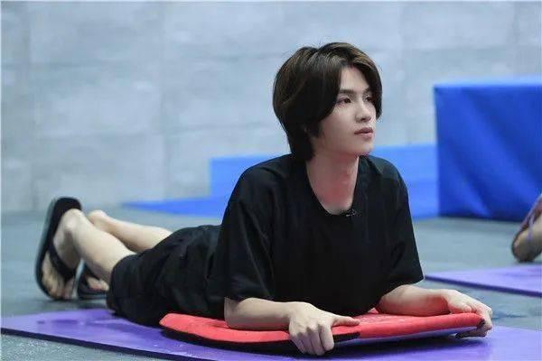 黄明昊爆料知乎新闻视频,黄明昊揭秘知乎热门新闻幕后真相